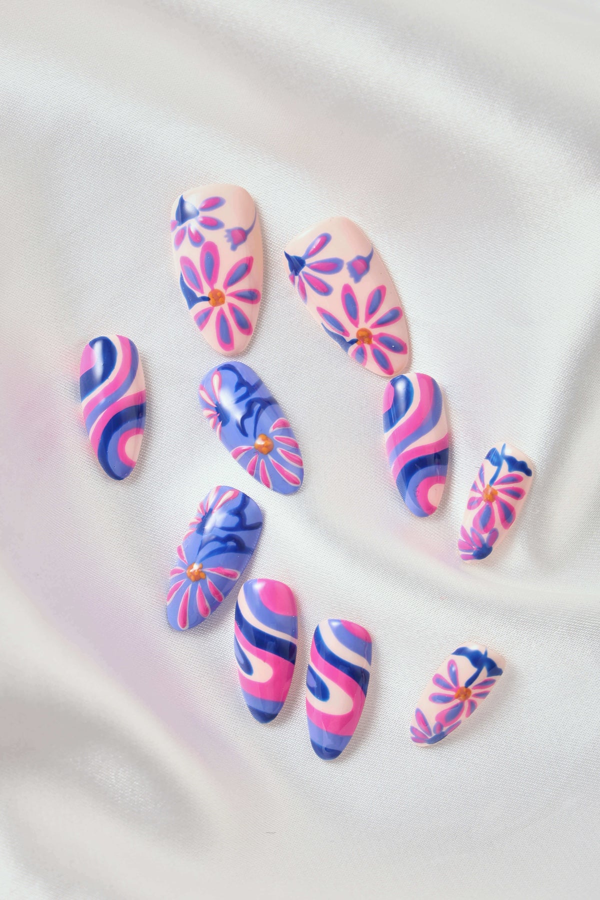 Mystic Daisy by Jess Miller - Press-on Nails