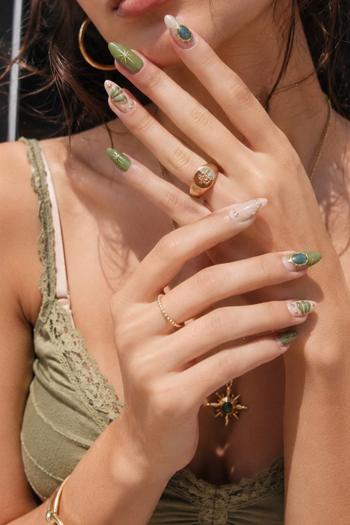 GREEN BUTTERFLY - ALMOND PRESS-ON NAILS